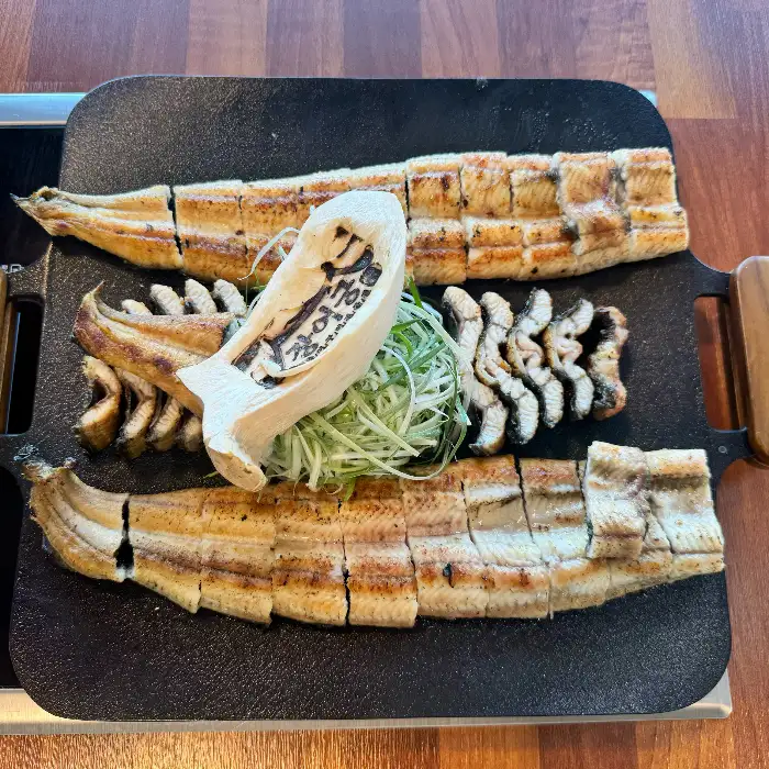 먹음직스럽게 구워진 장어와 곁들임 메뉴