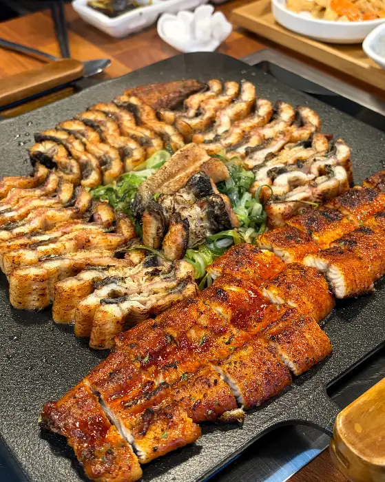 다양하게 구워진 장어 조각들