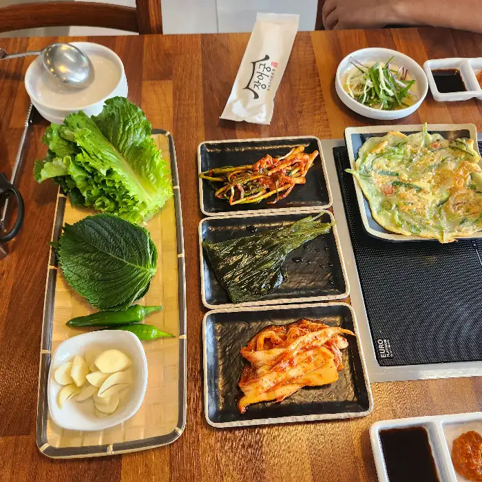 정갈하게 차려진 반찬과 쌈 채소