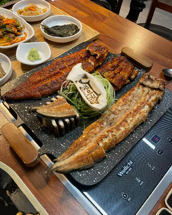 다양한 장어 요리와 함께 제공되는 밑반찬