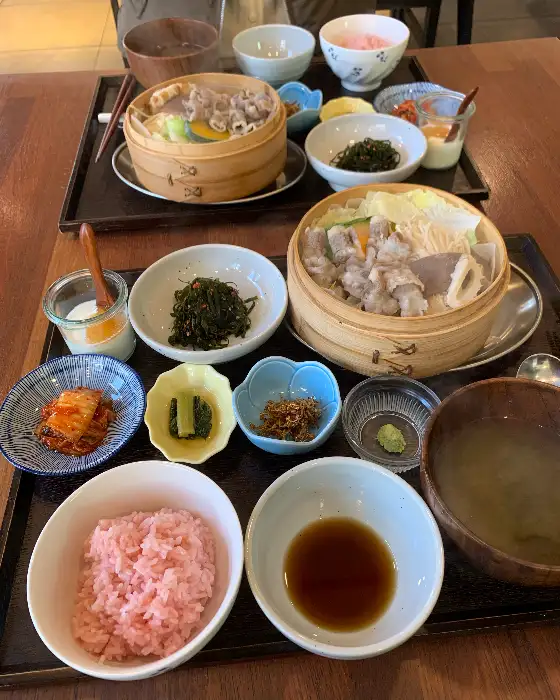 다양한 반찬과 찜 요리, 밥, 국 등이 함께 제공되는 한 상 차림