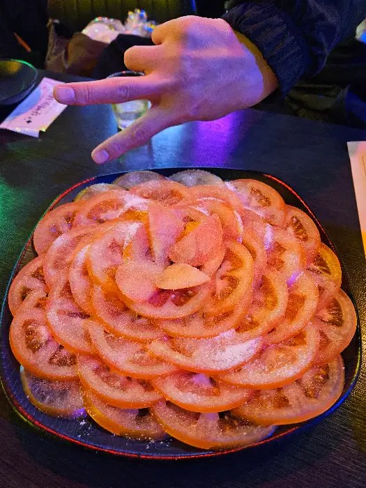 빨간 소스가 졸여진 떡볶이