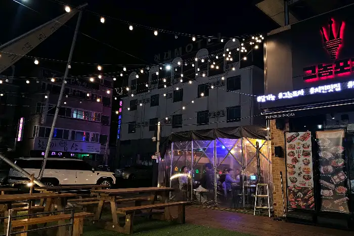 병에 담긴 다양한 술과 테이블 모습