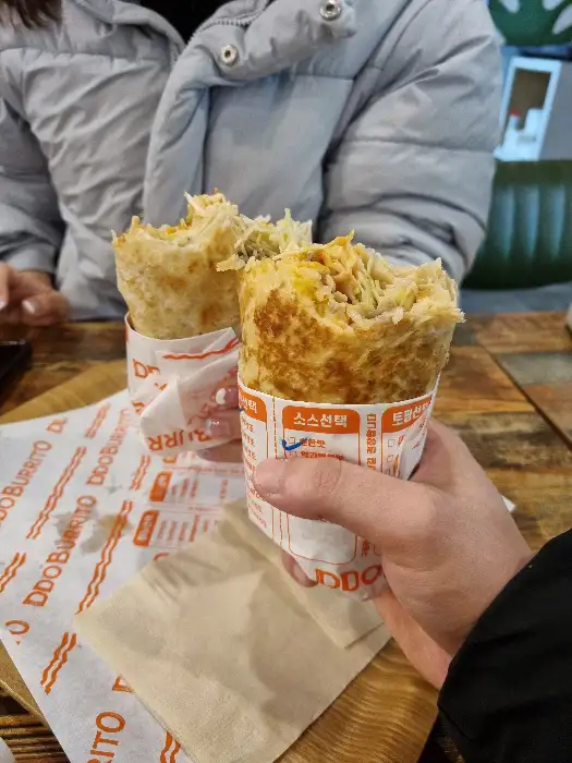 한 손으로 든 또부리또