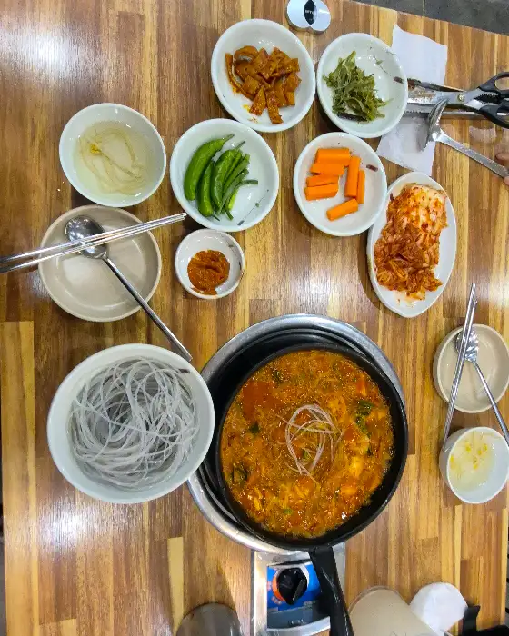 테이블 가득 차려진 음식들