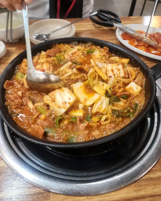 곱창전골 국물을 뜨는 모습