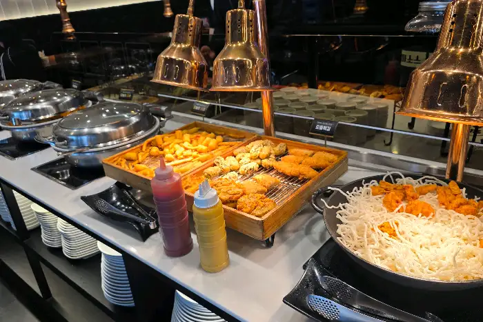 샐러드바의 다양한 음식들