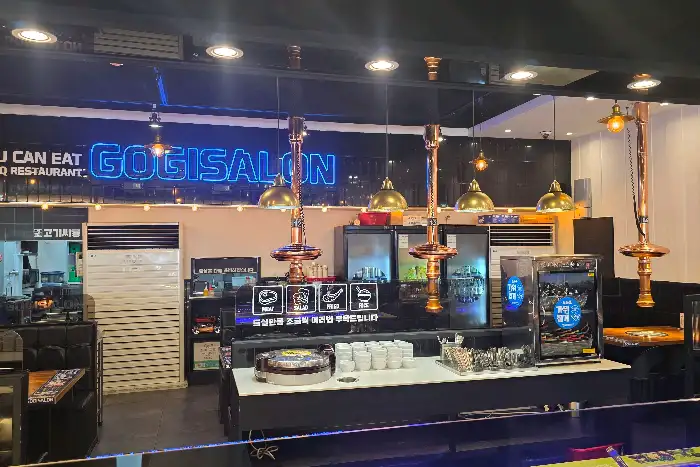 깔끔하고 모던한 고기싸롱 내부 모습