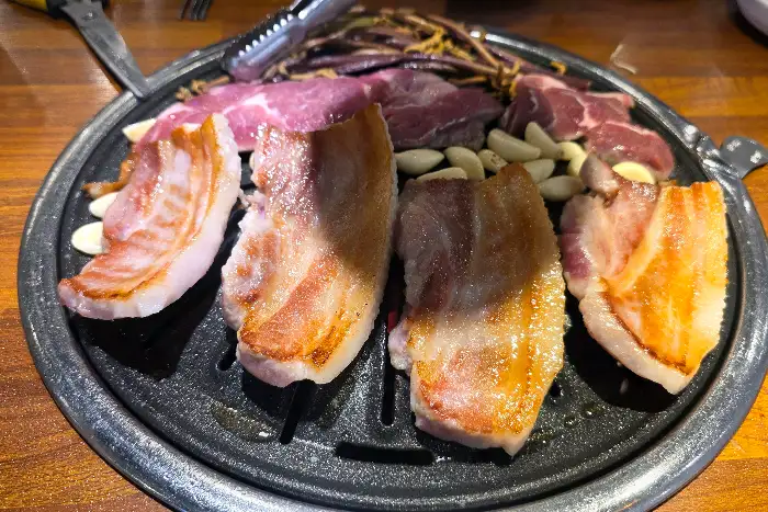 다양한 고기들이 놓여있는 불판