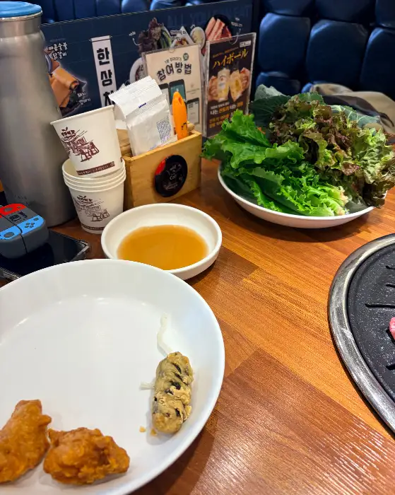 신선한 쌈 채소와 곁들임 메뉴