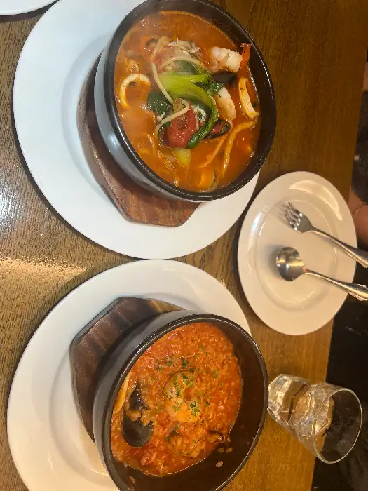 토마토소스와 녹아내린 치즈가 듬뿍 올라간 감자 뇨끼