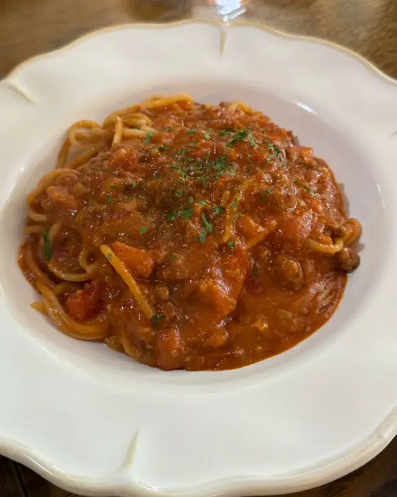 신선한 채소 토핑이 듬뿍 올라간 콤비네이션 피자