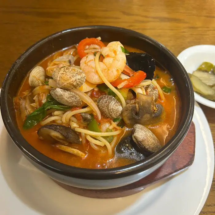 얼큰한 국물에 신선한 해산물이 가득 담긴 짬뽕 스파게티