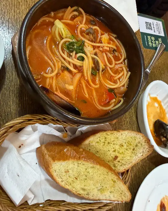 테이블에 차려진 음식과 식기, 편안한 식사 분위기 연출