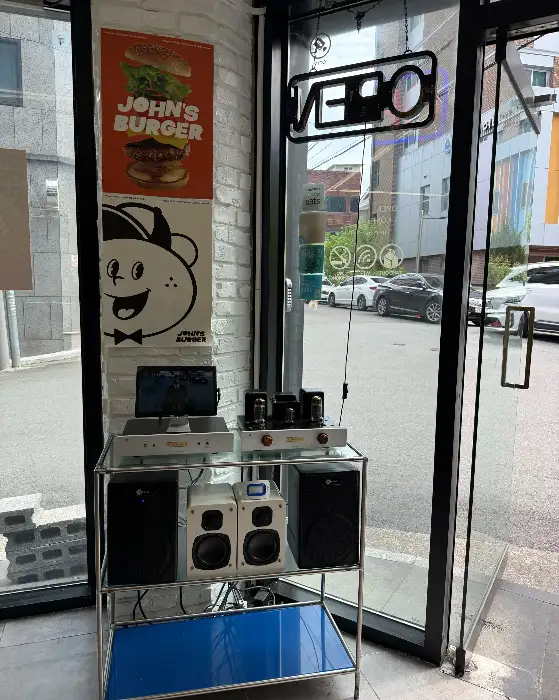 존스버거 내부 벽면 포스터