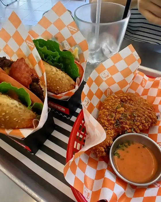 준비된 버거와 음료