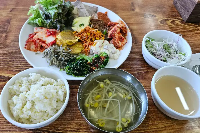 다양한 반찬과 밥, 국이 담긴 접시