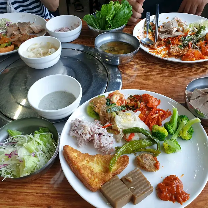 뷔페 음식과 식사 모습