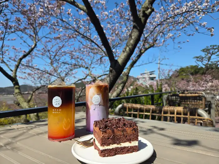 영흥도 섬꾸지의 시그니처 메뉴인 오렌지 커피와 흑임자 라떼, 그리고 케이크