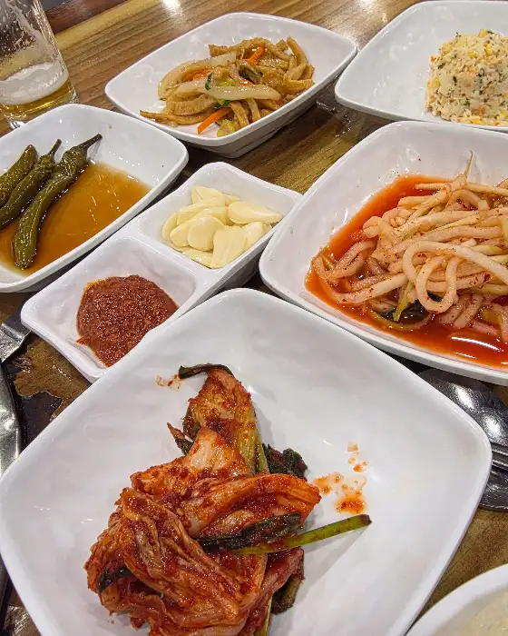 다양한 밑반찬 구성.