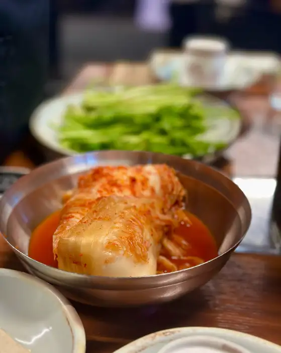 고추장 양념이 된 김치가 담긴 그릇