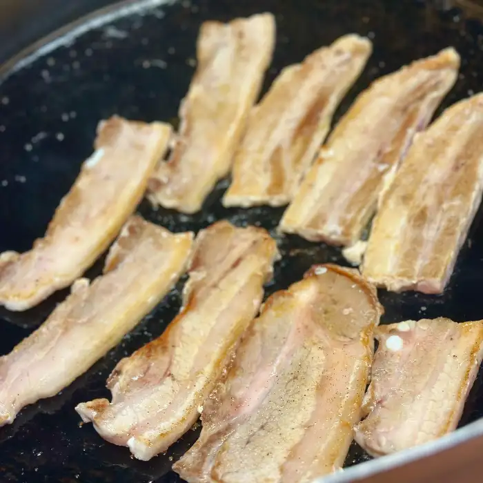 무쇠판 위에서 익어가고 있는 삼겹살 조각들