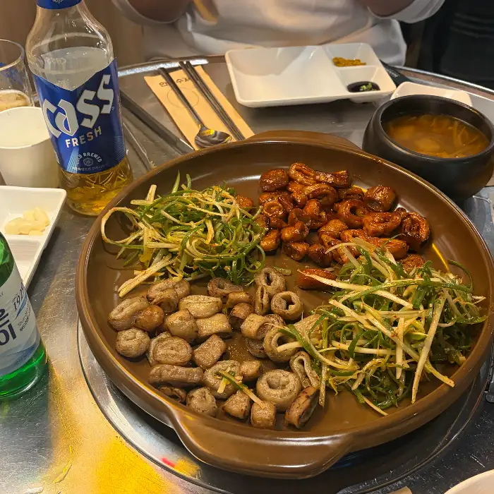 양념이 잘 배어든 볶음밥이 철판 위에 펼쳐져 있습니다.