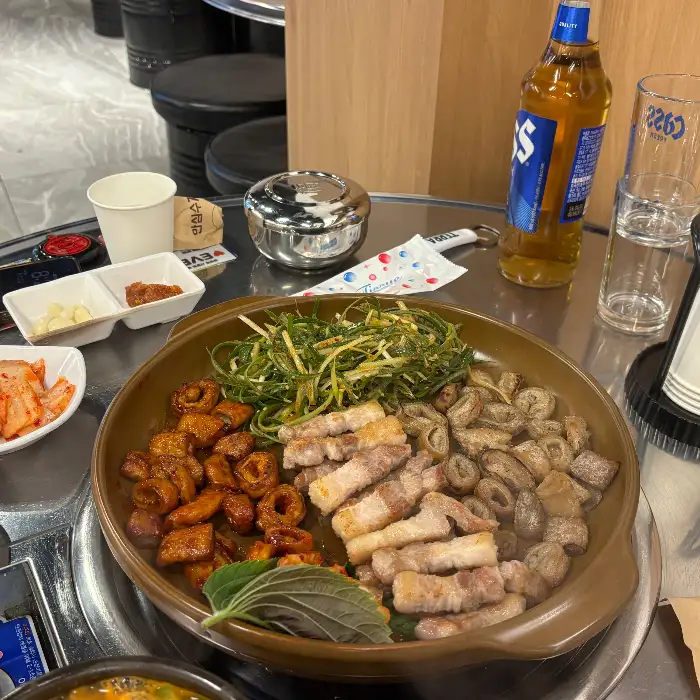 테이블 위에 놓인 두 병의 술병과 잔.