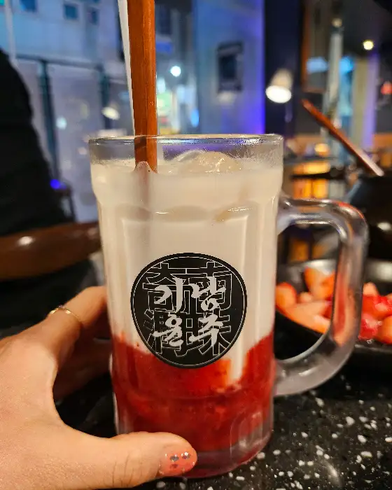 색감이 아름다운 딸기 막걸리