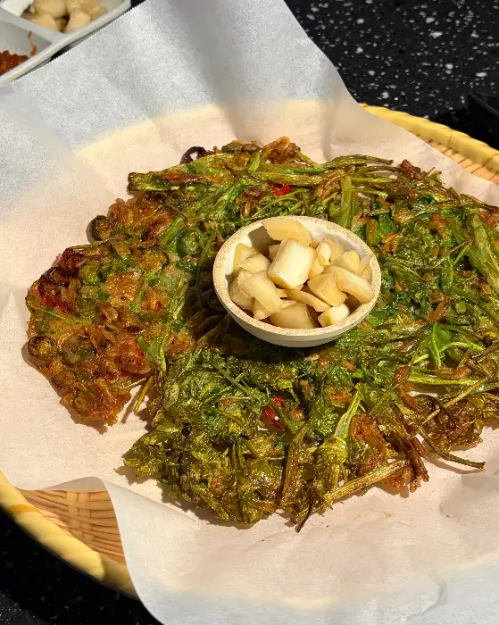 먹음직스러운 보리새우미나리전