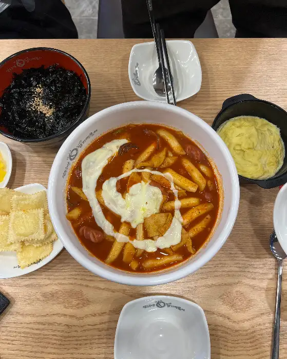 로제떡볶이와 곁들임 메뉴