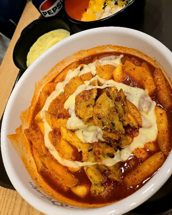 바삭한 튀김 토핑이 올라간 떡볶이