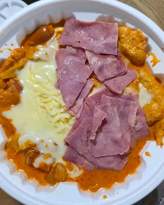 베이컨 토핑이 올라간 떡볶이