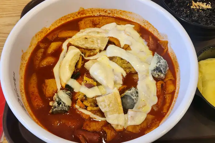 다양한 토핑이 올라간 떡볶이