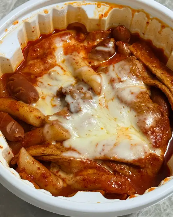 치즈가 듬뿍 올라간 엽기떡볶이