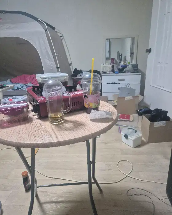 테이블 위에 놓인 음료와 캠핑 장비