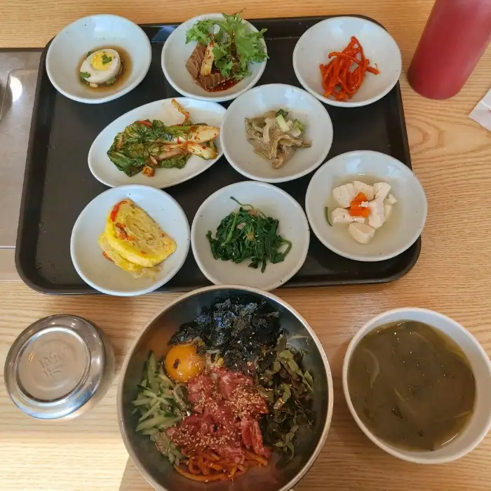 다채로운 색감의 밑반찬들이 정갈하게 담겨 나온 모습