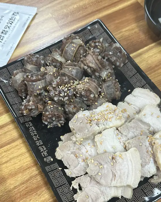 모듬수육과 순대가 푸짐하게 담긴 접시