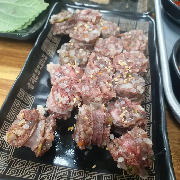 윤기가 자르르 흐르는 순대 단면