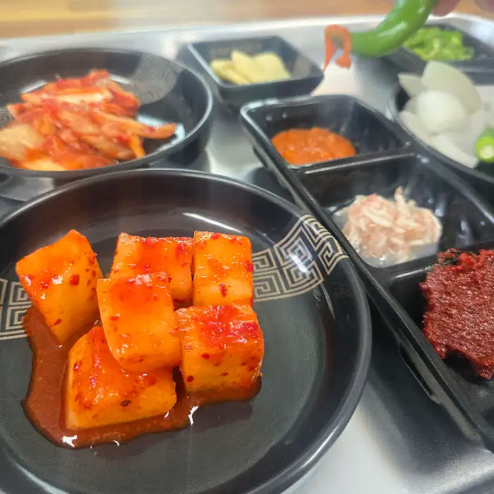 새빨갛게 양념된 깍두기