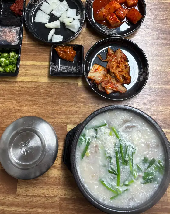 김이 모락모락 나는 뜨거운 국밥 한 그릇