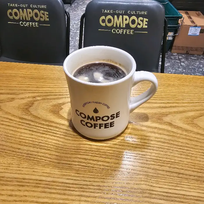 커피잔과 나무 테이블