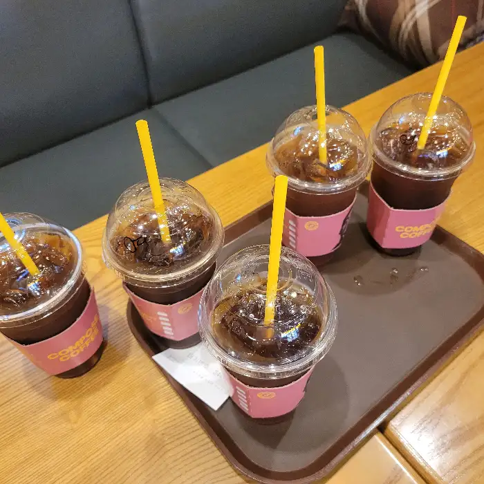 트레이에 담긴 아이스 커피 여러 잔