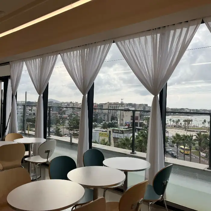 카페 내부의 테이블과 의자 배치