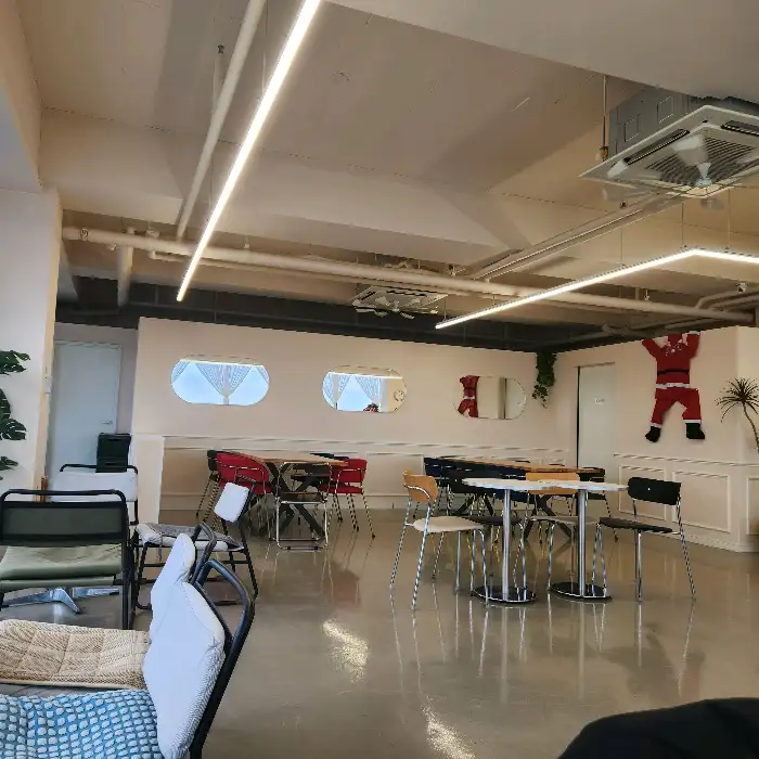 카페 내부의 다양한 테이블과 조명