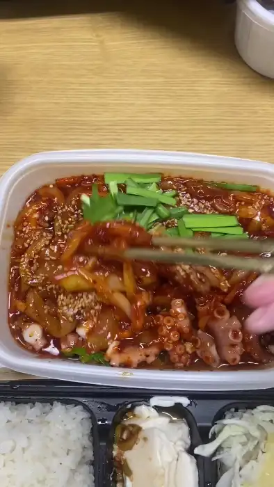 착한낙지 서산점 낙지덮밥 비비는 모습