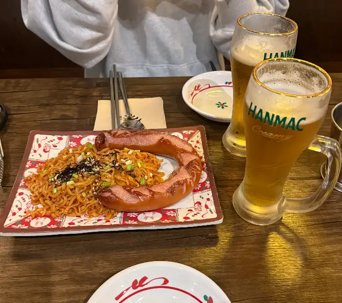 소시지와 함께 나온 볶음면