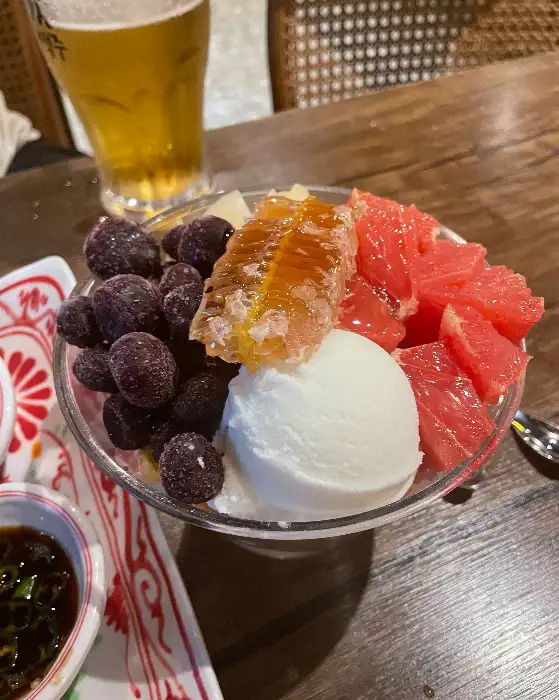 빙수에 올라간 과일과 벌집꿀