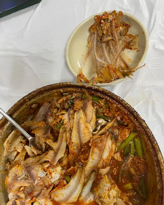 사장님이 밴댕이 뼈를 발라주는 모습