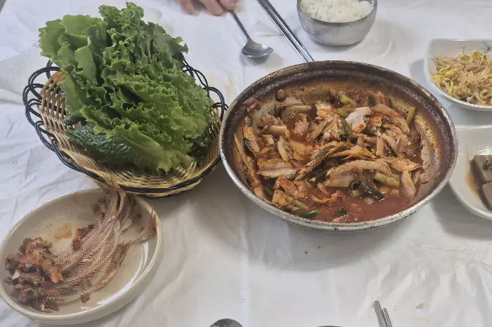 상추에 밴댕이 조림을 싸 먹는 모습